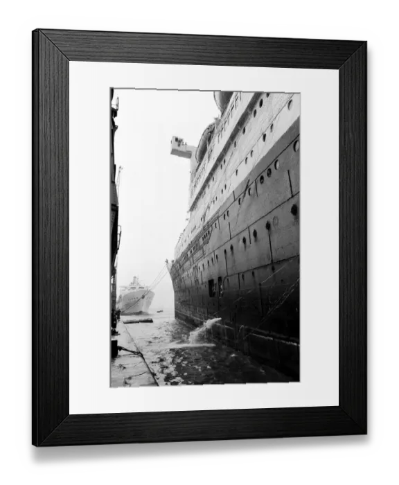 Framed Print : The Cunard White Star liner Queen Mary sails for the last time. 31st October 1967