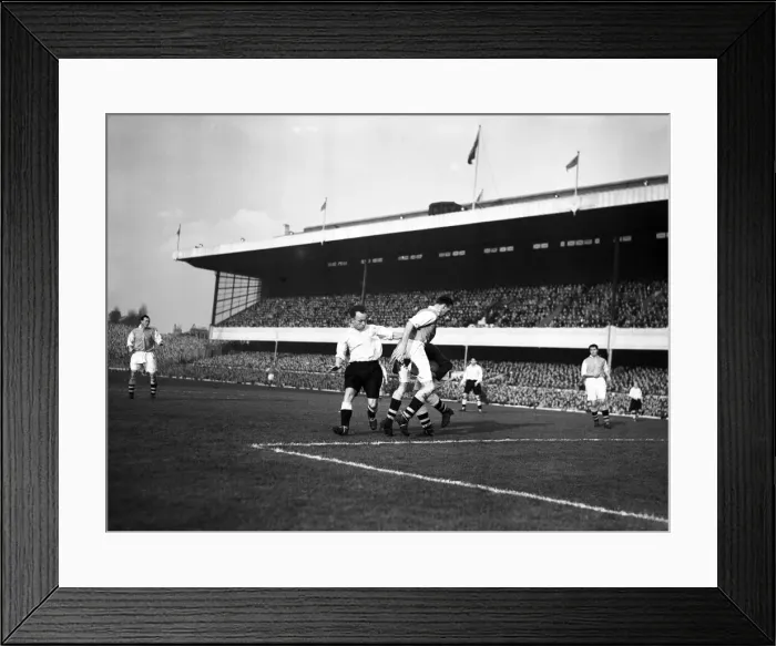 Framed Print : Ivor Broadis in action, Division 1 match Arsenal 5 -1 Sunderland. 11th November 1950 Framed Print : Ivor Broadis in action, Division 1 match Arsenal 5 -1 Sunderland. 11th November 1950