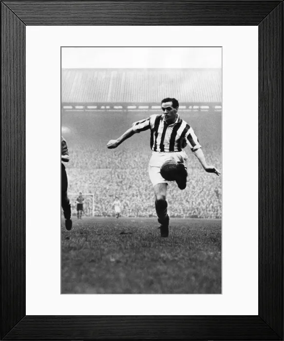 Framed Print : George Lee (4 June 1919 - 1 April 1991) was an English footballer who played left wing Framed Print : George Lee (4 June 1919 - 1 April 1991) was an English footballer who played left wing