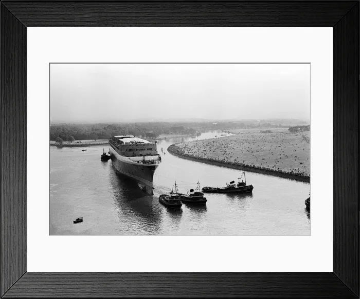 Framed Print : Queen Elizabeth II launching the Cunard Cruise Liner, The QE2 in the Clyde Framed Print : Queen Elizabeth II launching the Cunard Cruise Liner, The QE2 in the Clyde