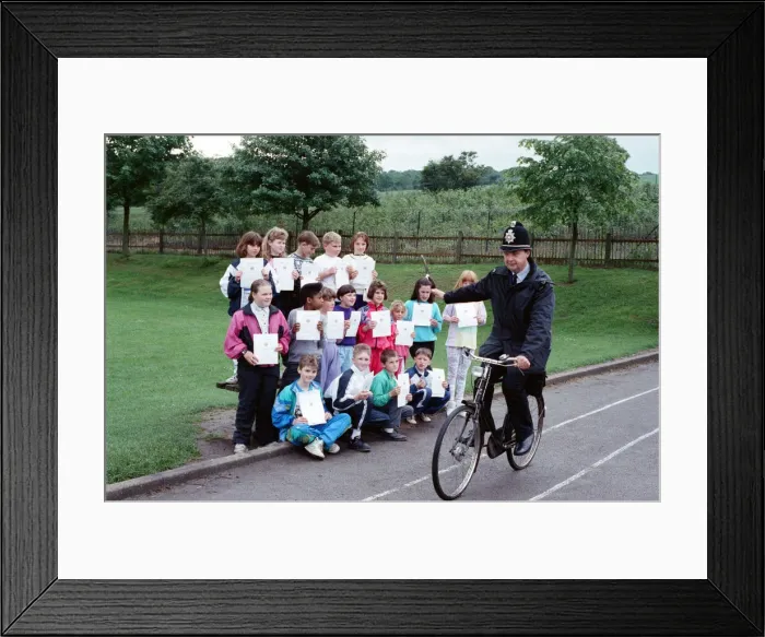 Framed Print : You put your right arm out... Pc David Wetton shows pupils at Lowerhouses C of E Junior