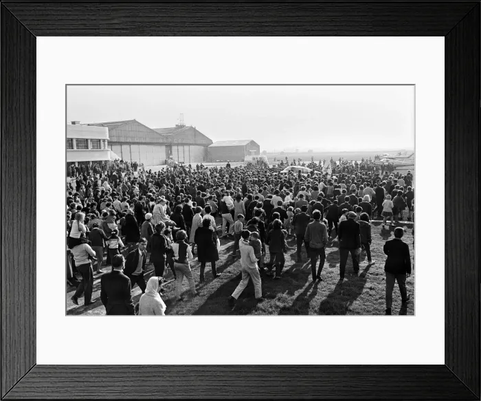 Framed Print : Huge crowds greet the arrival of Manchester pop group The Hollies at Shoreham airport Framed Print : Huge crowds greet the arrival of Manchester pop group The Hollies at Shoreham airport