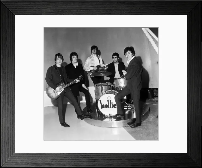 Framed Print : Manchester pop group The Hollies pictured with their stand-in drummer Tony Mansfield Framed Print : Manchester pop group The Hollies pictured with their stand-in drummer Tony Mansfield