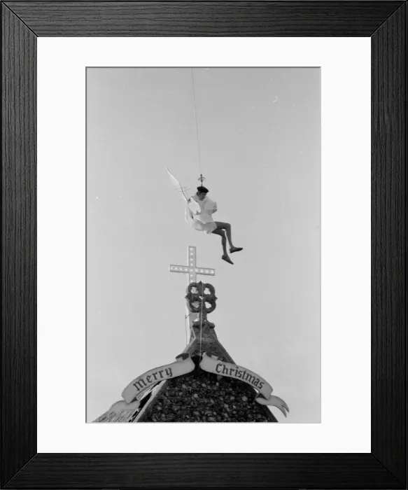 Framed Print : Actor Michael Crawford pictured during filming of a Christmas special of the BBC Framed Print : Actor Michael Crawford pictured during filming of a Christmas special of the BBC