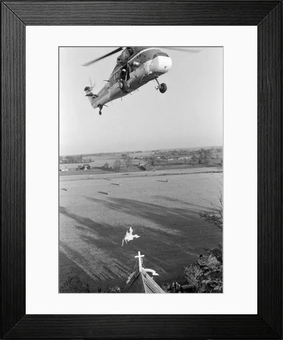 Framed Print : Actor Michael Crawford pictured during filming of a Christmas special of the BBC Framed Print : Actor Michael Crawford pictured during filming of a Christmas special of the BBC