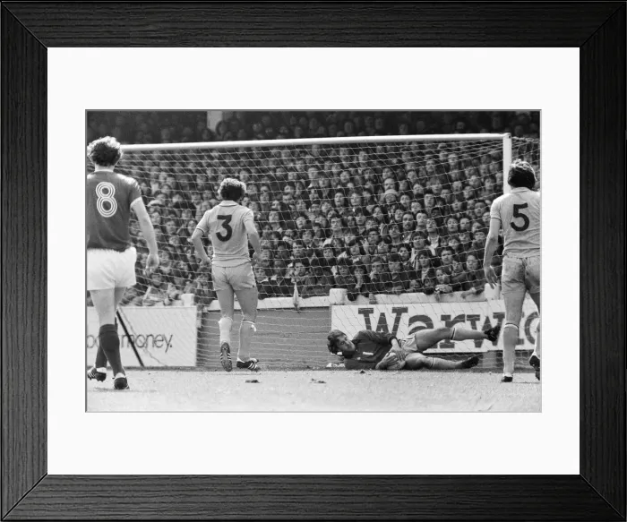 Framed Print : Coventry City v Nottingham Forest at Highfield Road. The game ended 0-0 Framed Print : Coventry City v Nottingham Forest at Highfield Road. The game ended 0-0