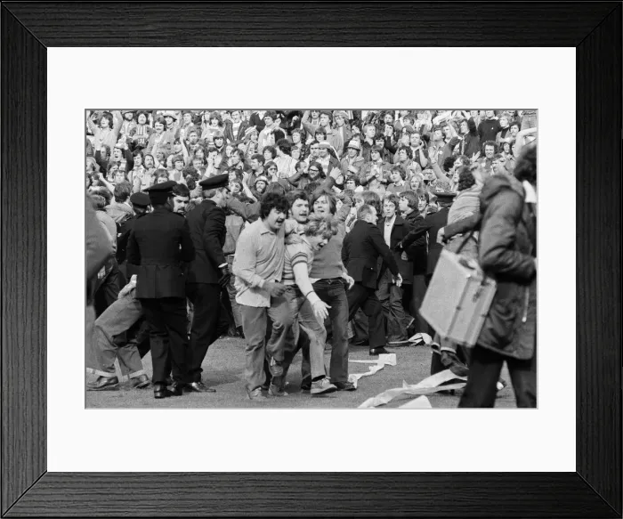 Framed Print : Coventry City v Nottingham Forest at Highfield Road. The game ended 0-0