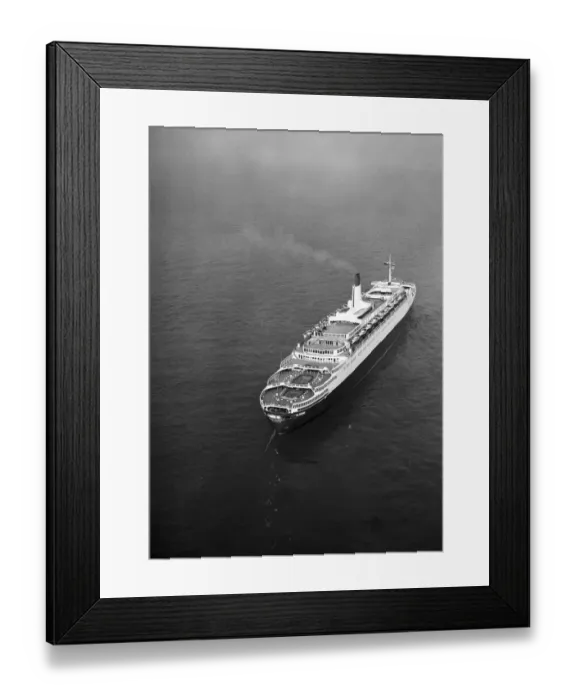Framed Print : The Cunard liner Queen Elizabeth II, 17th July 1974 Framed Print : The Cunard liner Queen Elizabeth II, 17th July 1974