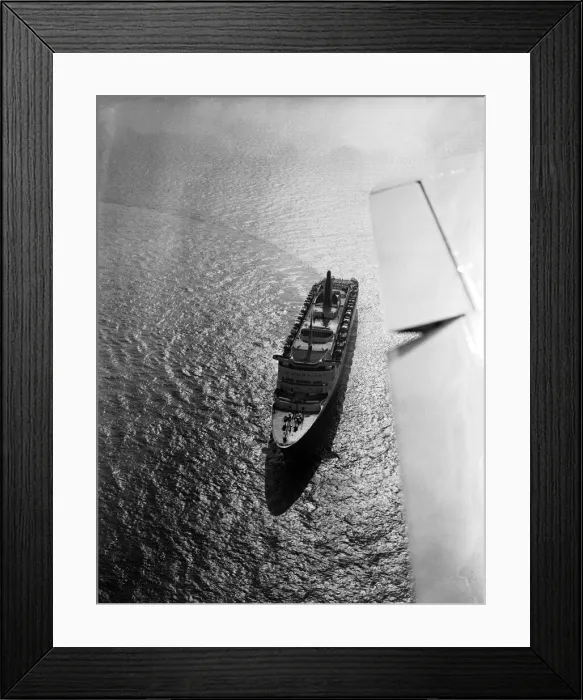 Framed Print : The Cunard liner Queen Elizabeth II, 17th July 1974 Framed Print : The Cunard liner Queen Elizabeth II, 17th July 1974