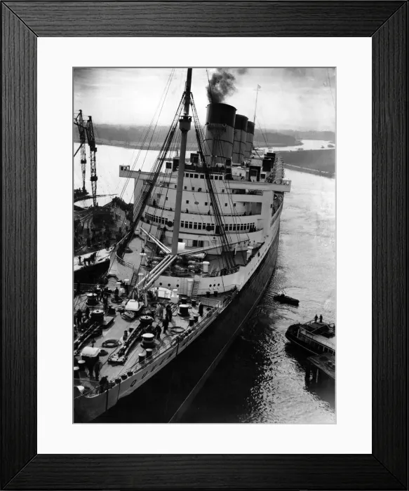 Framed Print : The Cunard White Star ocean liner Queen Mary, 26th March 1936 Framed Print : The Cunard White Star ocean liner Queen Mary, 26th March 1936