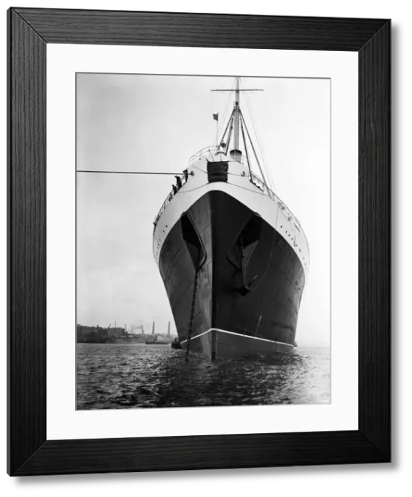 Framed Print : The RMS Mauretania brought up the Thames to King George V Dock at Woolwich Framed Print : The RMS Mauretania brought up the Thames to King George V Dock at Woolwich