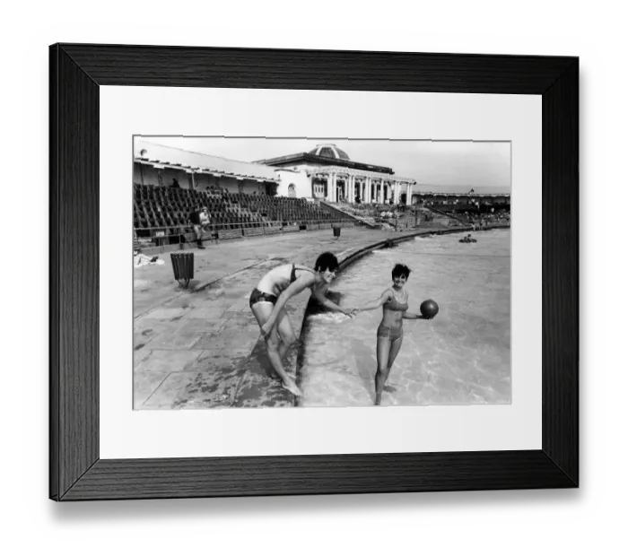 Framed Print : Catherine Birchall 15 and Valerie Moody 16, at Sea Bathing Lake, Southport, Merseyside