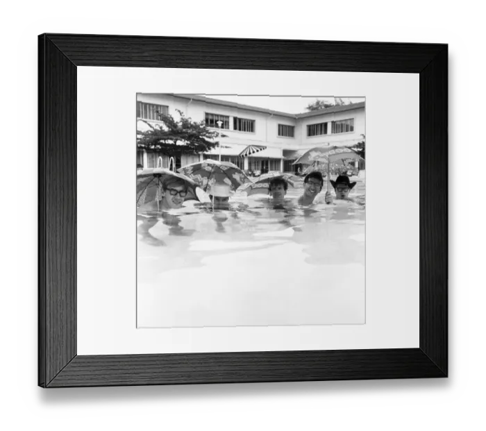 Framed Print : Manchester pop group Freddie and the Dreamers pictured in Singapore during their world Framed Print : Manchester pop group Freddie and the Dreamers pictured in Singapore during their world
