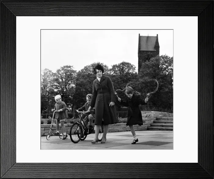 Framed Print : Mrs Alma Crebbin takes her own children and a neighbour Framed Print : Mrs Alma Crebbin takes her own children and a neighbour