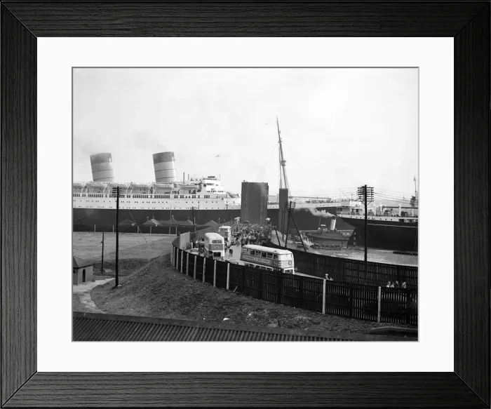 Framed Print : The RMS Mauretania brought up the Thames to King George V Dock at Woolwich