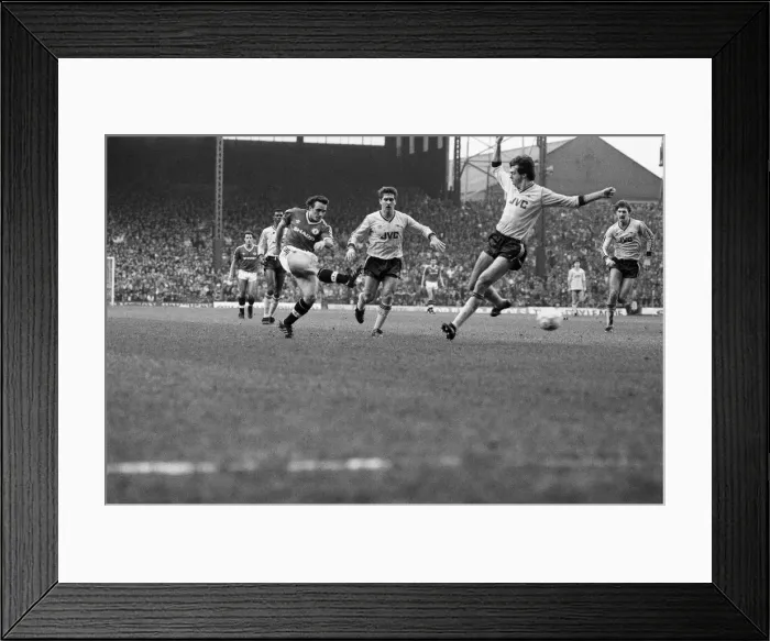Framed Print : Manchester United 2-0 Arsenal, Old Division One, Old Trafford, January 24th 1987 Framed Print : Manchester United 2-0 Arsenal, Old Division One, Old Trafford, January 24th 1987