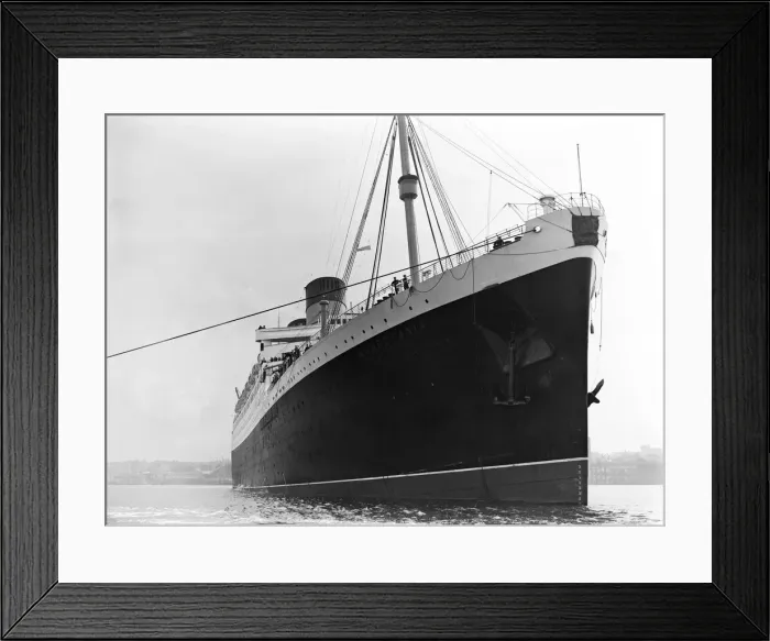 Framed Print : The RMS Mauretania brought up the Thames to King George V Dock at Woolwich