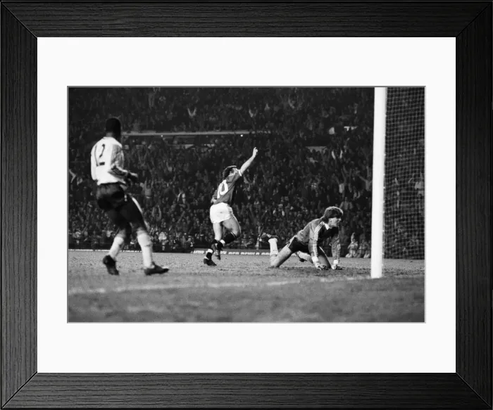 Framed Print : Manchester United 2-0 Arsenal, Old Division One, Old Trafford, January 24th 1987 Framed Print : Manchester United 2-0 Arsenal, Old Division One, Old Trafford, January 24th 1987