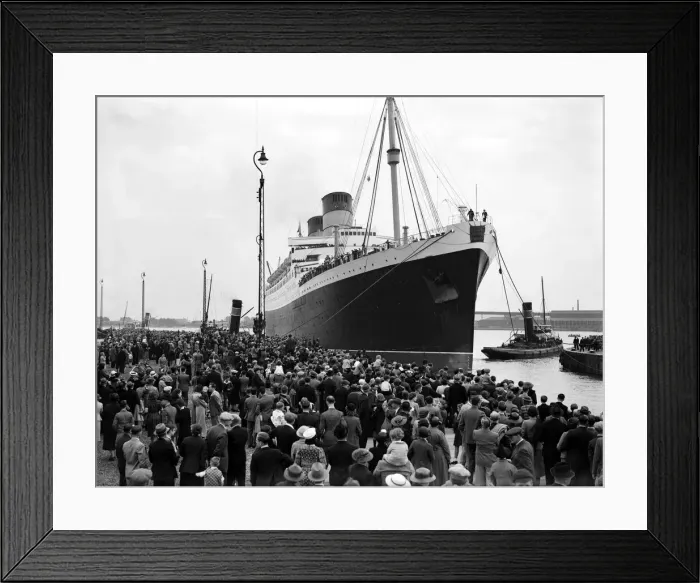 Framed Print : The RMS Mauretania brought up the Thames to King George V Dock at Woolwich Framed Print : The RMS Mauretania brought up the Thames to King George V Dock at Woolwich