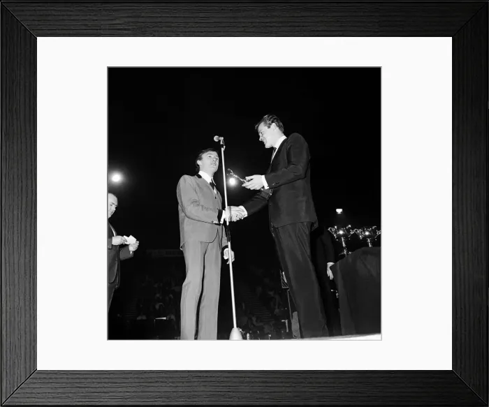 Framed Print : Gerry Marsden, lead singer of Liverpudlian pop group Gerry