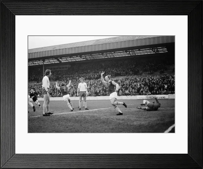 Framed Print : Mansfield 1-1 Aston Villa, League Three match at Field Mill, Monday 24th April 1972
