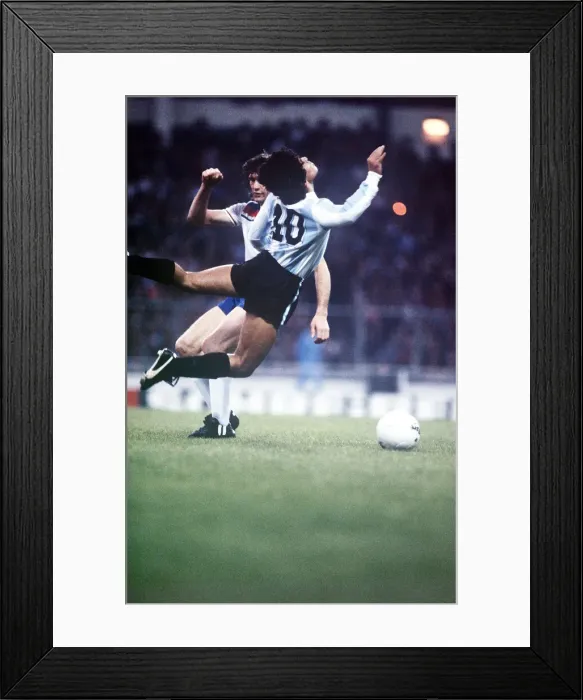 Framed Print : England v Argentina May 1980 Diego Maradona Dave Watson CL13 649 Framed Print : England v Argentina May 1980 Diego Maradona Dave Watson CL13 649