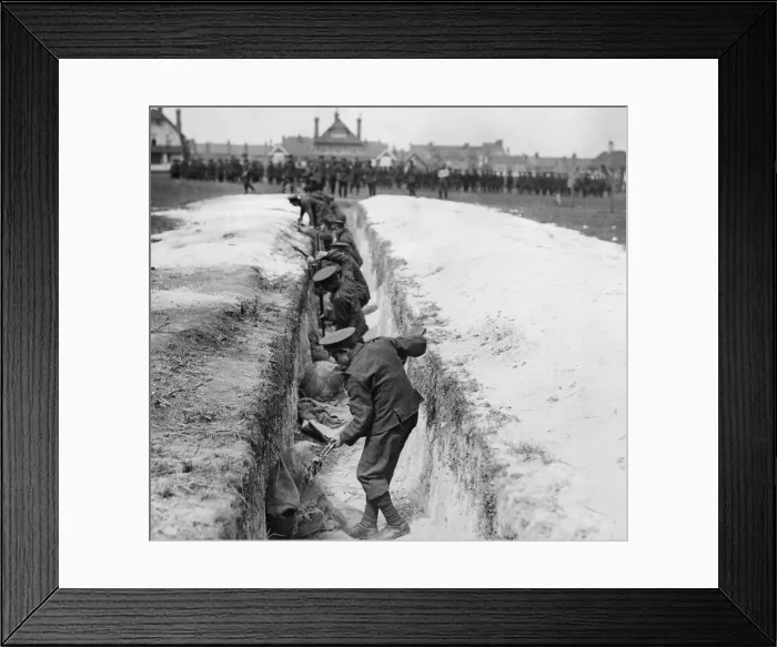 Framed Print : Members of the 2 / 6th (Rifle) Battalion, Kings Liverpool Regiment seen here at Margate Framed Print : Members of the 2 / 6th (Rifle) Battalion, Kings Liverpool Regiment seen here at Margate