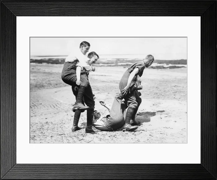 Framed Print : Members of the 2 / 6th (Rifle) Battalion, Kings Liverpool Regiment at Margate, Kent Framed Print : Members of the 2 / 6th (Rifle) Battalion, Kings Liverpool Regiment at Margate, Kent