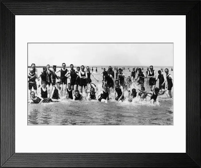 Framed Print : Members of the 2 / 6th (Rifle) Battalion, Kings Liverpool Regiment at Margate, Kent Framed Print : Members of the 2 / 6th (Rifle) Battalion, Kings Liverpool Regiment at Margate, Kent