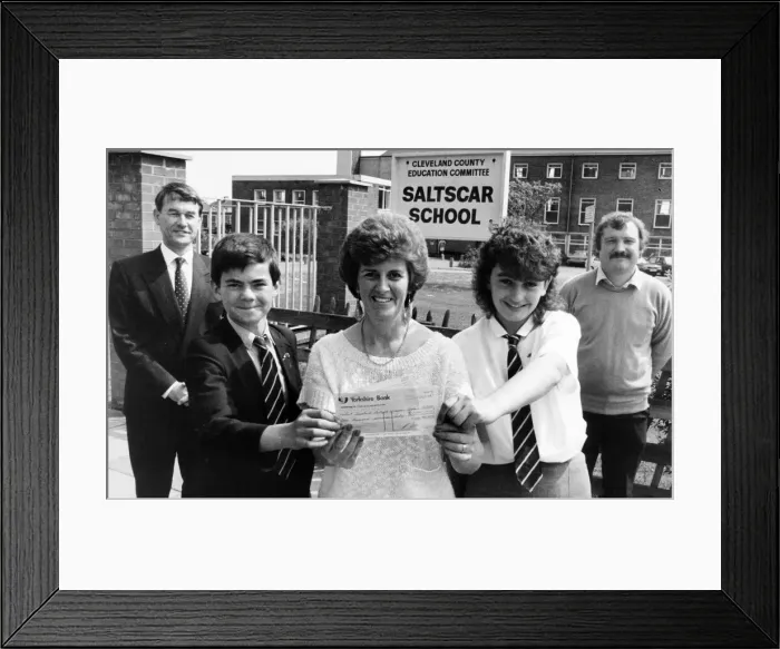 Framed Print : Schoolchildren from Saltscar Comprehensive School, hand over a cheque for 1000 pounds