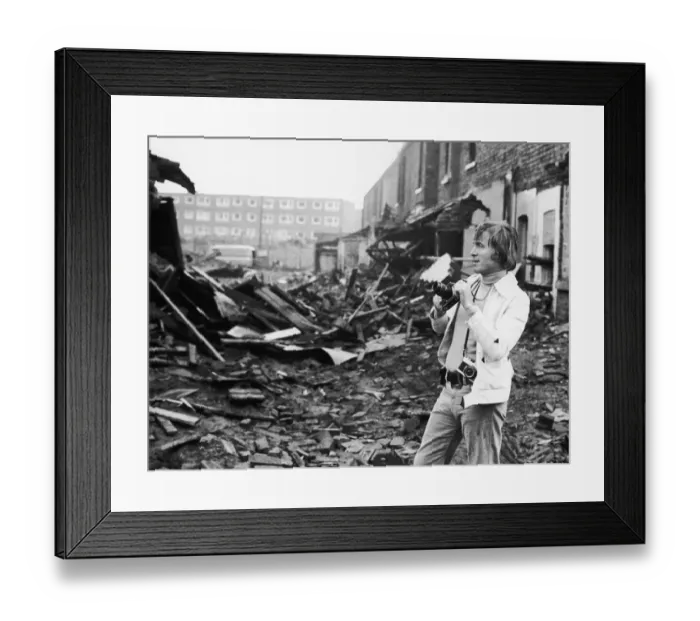 Framed Print : Singer Vince Hill is also an enthusiastic photographer, he is seen here recording