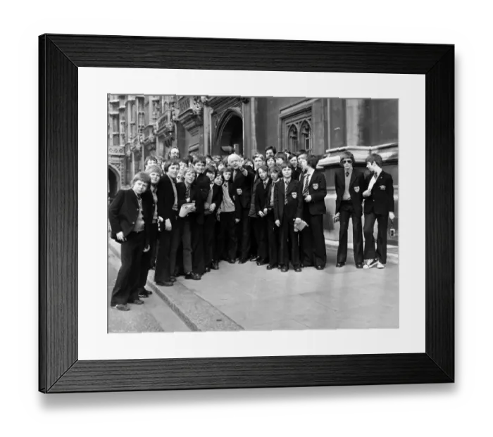 Framed Print : Schoolchildren from Saltscar School, Redcar, visit the House of Commons, London