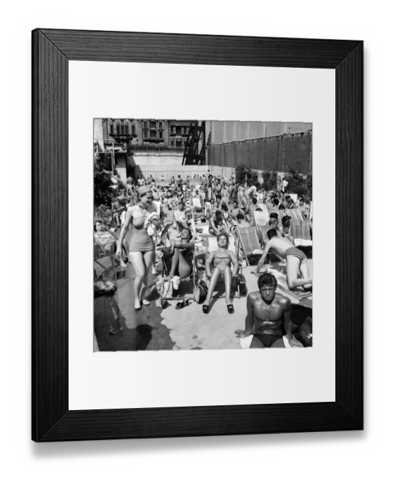 Framed Print : The Oasis Lido Pool, Endell Street, London was almost crowded to capacity with men Framed Print : The Oasis Lido Pool, Endell Street, London was almost crowded to capacity with men