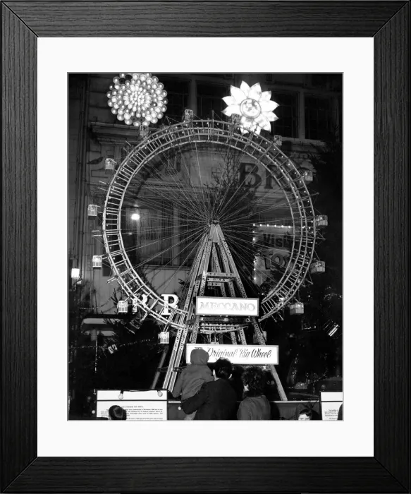 Framed Print : Replica of the Viennese Big Wheel in Clayton Square, during Christmas time