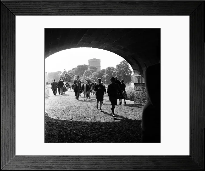 Framed Print : People walk along the River Thames between Hammersmith and Kew, London. August 1954 Framed Print : People walk along the River Thames between Hammersmith and Kew, London. August 1954