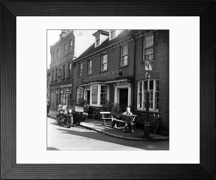 Framed Print : Scenes in Hampstead, north London. 24th September 1954 Framed Print : Scenes in Hampstead, north London. 24th September 1954