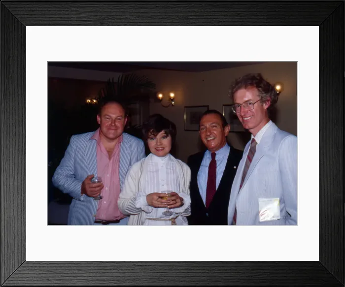 Framed Print : Timothy West, Prunella Scales, Ed Mirvish and Bamber Gascoigne, 6th July 1984 Framed Print : Timothy West, Prunella Scales, Ed Mirvish and Bamber Gascoigne, 6th July 1984
