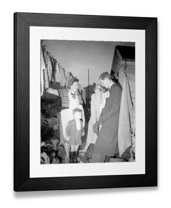 Framed Print : Tony Benn and Wife Caroline Benn canvassing for Bristol SE 23rd November 1950