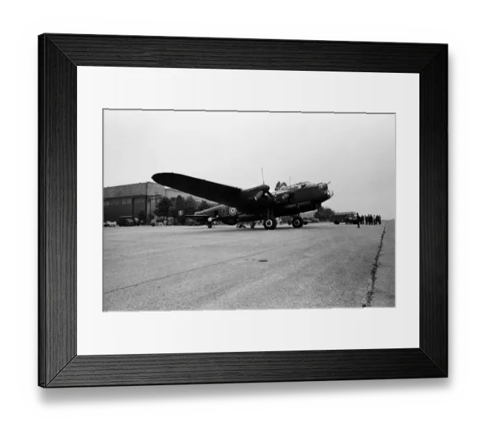 Framed Print : The last Lancaster bomber to fly. It flew from Hullavington RAF airfield near Swindon en Framed Print : The last Lancaster bomber to fly. It flew from Hullavington RAF airfield near Swindon en