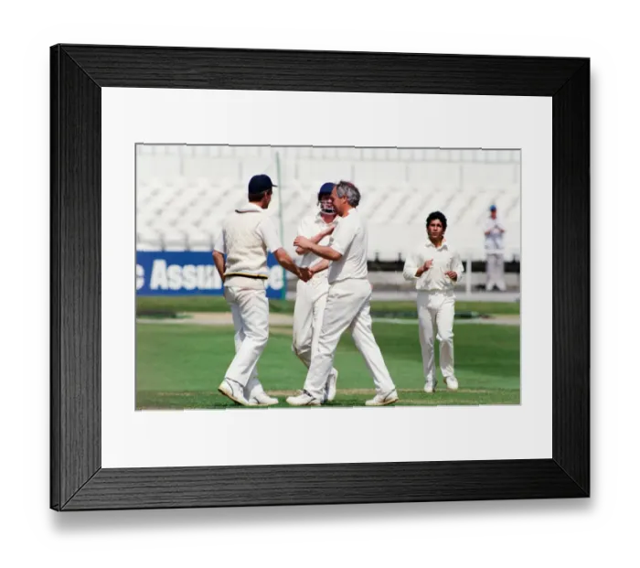 Framed Print : Yorkshire v Gloucestershire, Britannic Assurance County Championship 1992 Framed Print : Yorkshire v Gloucestershire, Britannic Assurance County Championship 1992