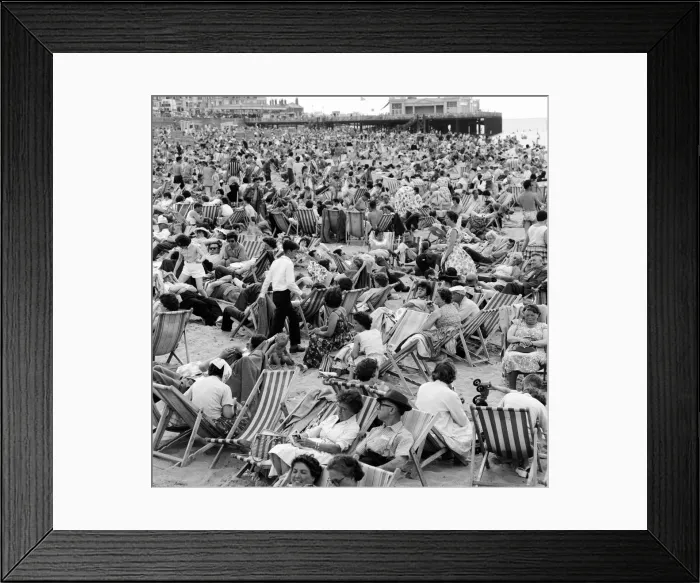 Framed Print : Hot weather scenes on the beach in Margate, Kent, during August Bank Holiday Framed Print : Hot weather scenes on the beach in Margate, Kent, during August Bank Holiday