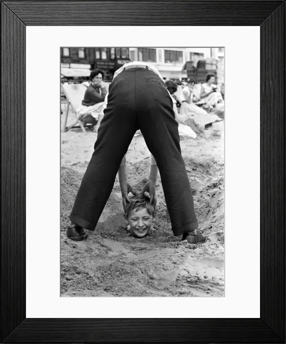 Framed Print : Holiday scenes in Scarborough, North Yorkshire. 31st August 1958
