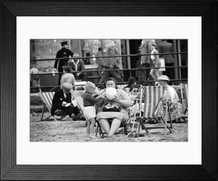 Framed Print : Holiday scenes in Scarborough, North Yorkshire. 31st August 1958 Framed Print : Holiday scenes in Scarborough, North Yorkshire. 31st August 1958
