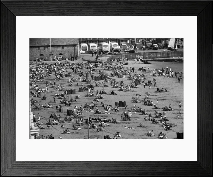 Framed Print : Holiday scenes in Scarborough, North Yorkshire. 31st August 1958 Framed Print : Holiday scenes in Scarborough, North Yorkshire. 31st August 1958