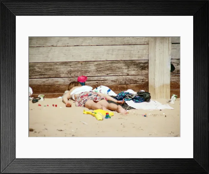 Framed Print : As temperatures rise at last the people of Teesside cast off those winter woolies Framed Print : As temperatures rise at last the people of Teesside cast off those winter woolies