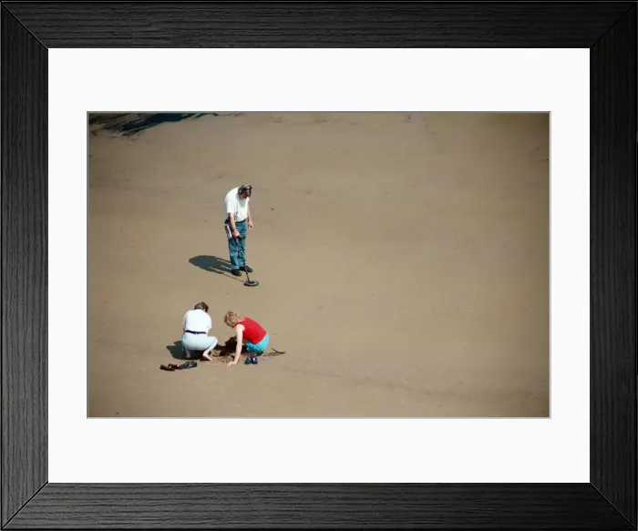 Framed Print : As temperatures rise at last the people of Teesside cast off those winter woolies Framed Print : As temperatures rise at last the people of Teesside cast off those winter woolies