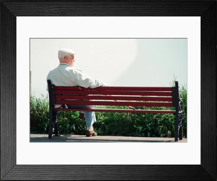 Framed Print : As temperatures rise at last the people of Teesside cast off those winter woolies Framed Print : As temperatures rise at last the people of Teesside cast off those winter woolies