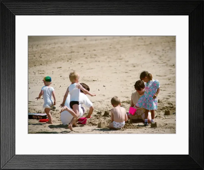 Framed Print : As temperatures rise at last the people of Teesside cast off those winter woolies Framed Print : As temperatures rise at last the people of Teesside cast off those winter woolies