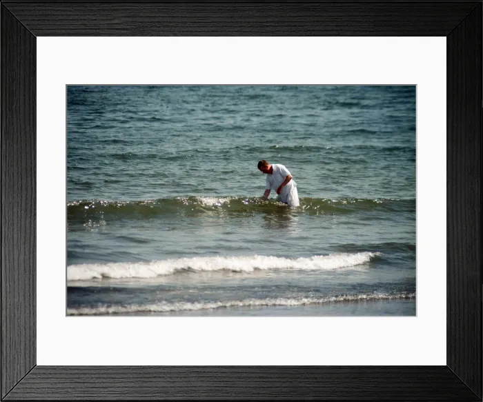 Framed Print : As temperatures rise at last the people of Teesside cast off those winter woolies Framed Print : As temperatures rise at last the people of Teesside cast off those winter woolies