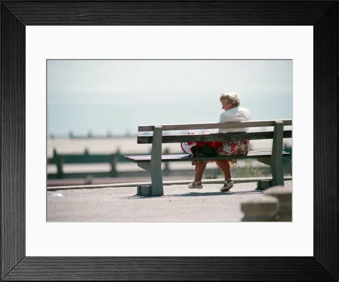 Framed Print : As temperatures rise at last the people of Teesside cast off those winter woolies Framed Print : As temperatures rise at last the people of Teesside cast off those winter woolies